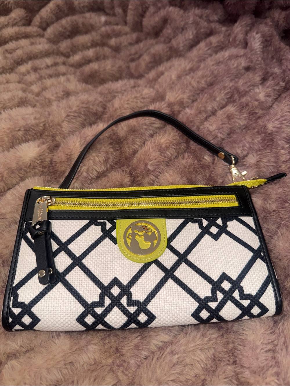 Spartina 449 White and navy Geometric Wristlet with lime Accent, excellent condi